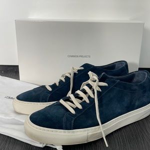 Common project sneaker in navy suede